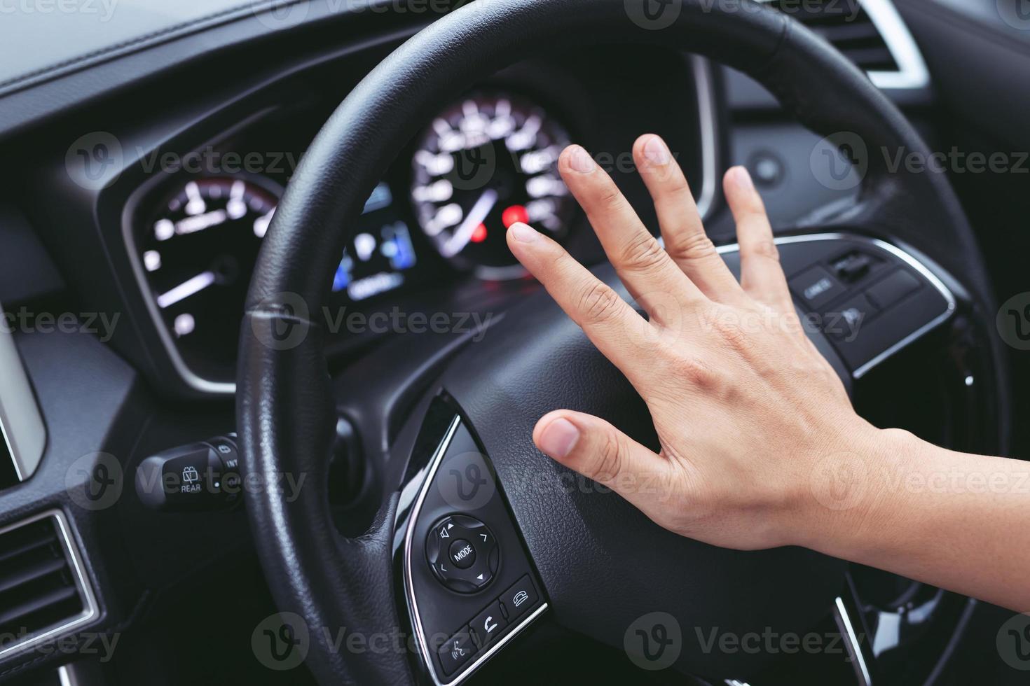 tocar la bocina del coche para evitar accidentes. foto