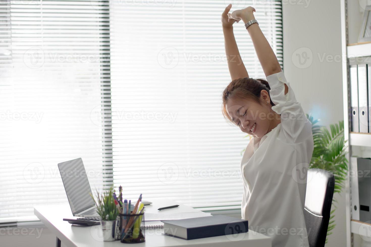 las mujeres de negocios asiáticas están satisfechas y relajadas con el trabajo en la oficina. foto