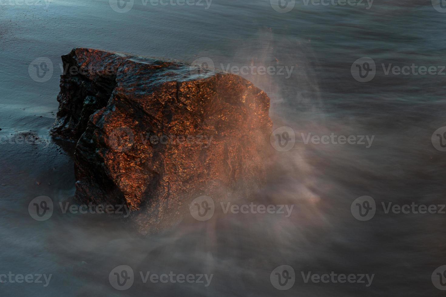 piedras en la costa del mar Báltico al atardecer foto