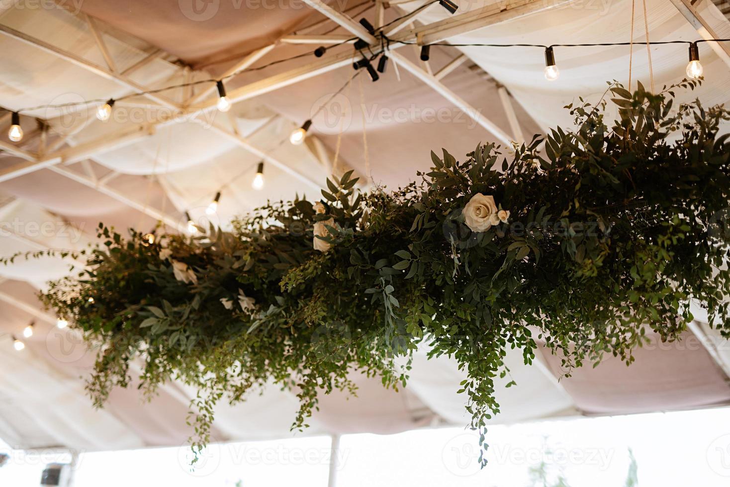 elegantes decoraciones de boda hechas de flores naturales foto