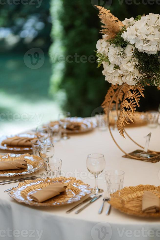 elegantes decoraciones de boda hechas de flores naturales foto