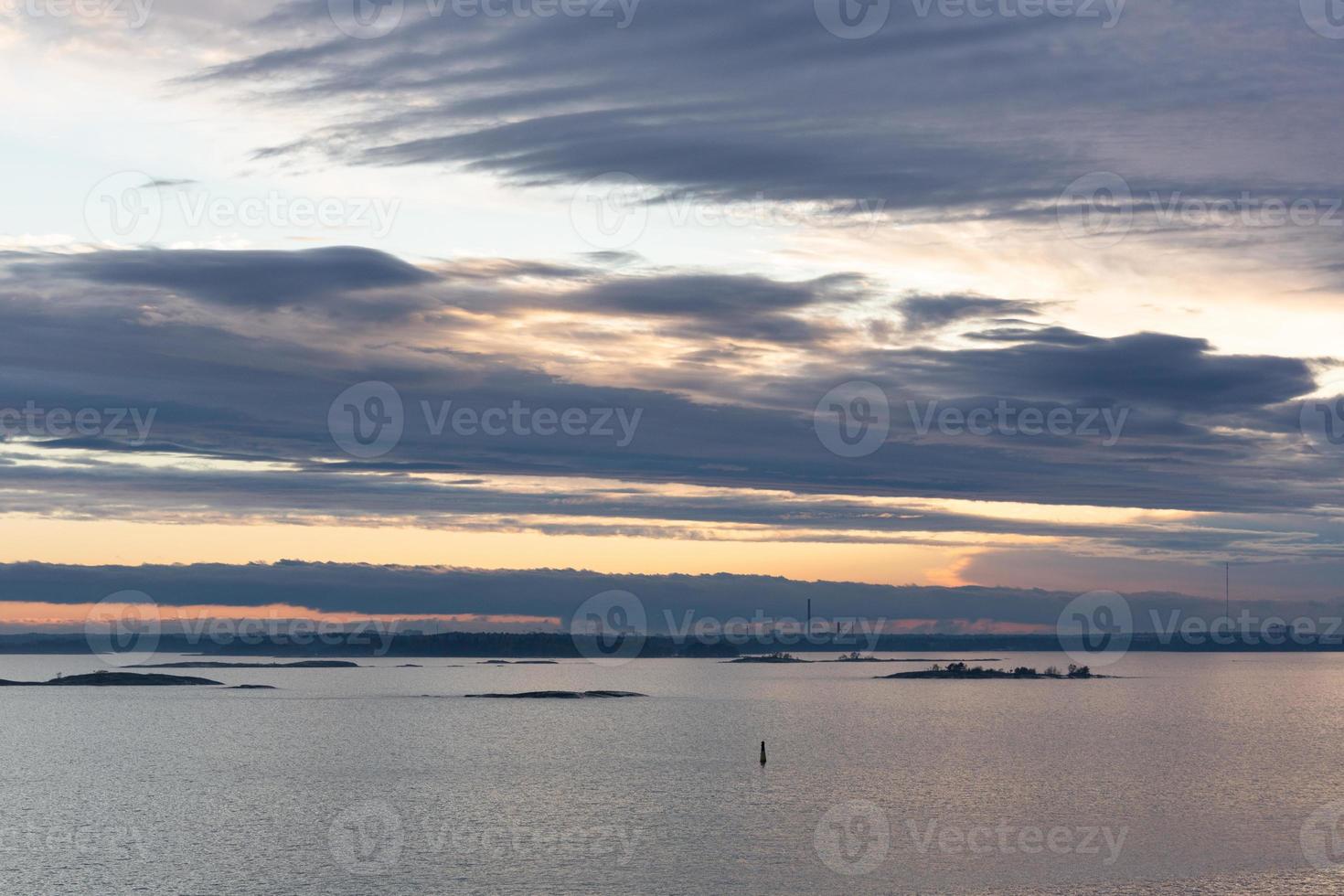 vistas al mar nublado del mar Báltico al amanecer foto