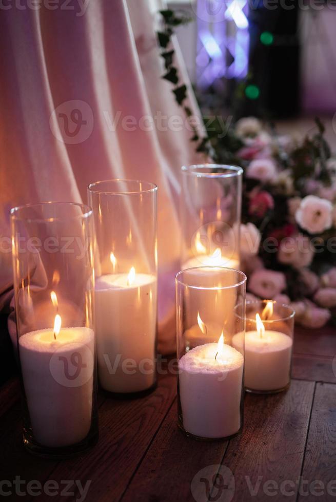 decoración de velas atmosférica con fuego vivo en el banquete foto