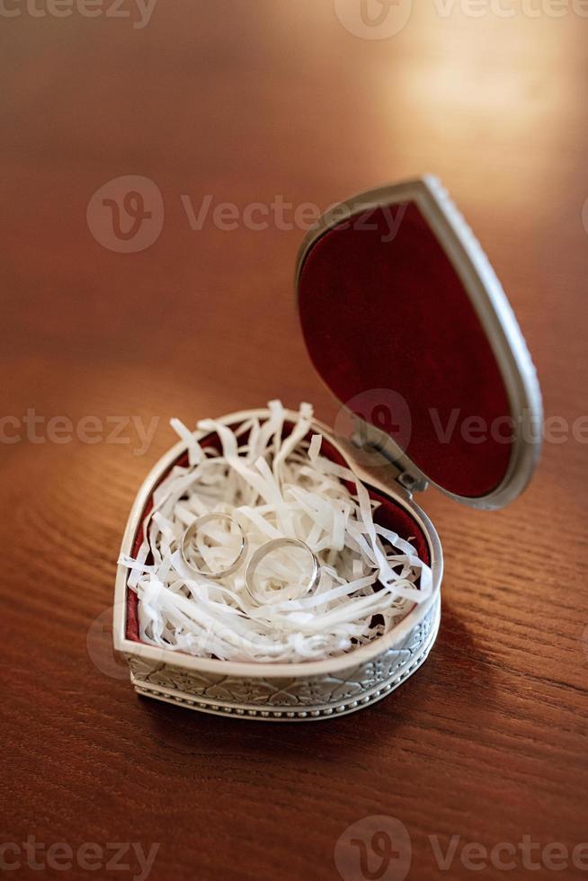 anillos de boda de oro con decoración de boda foto