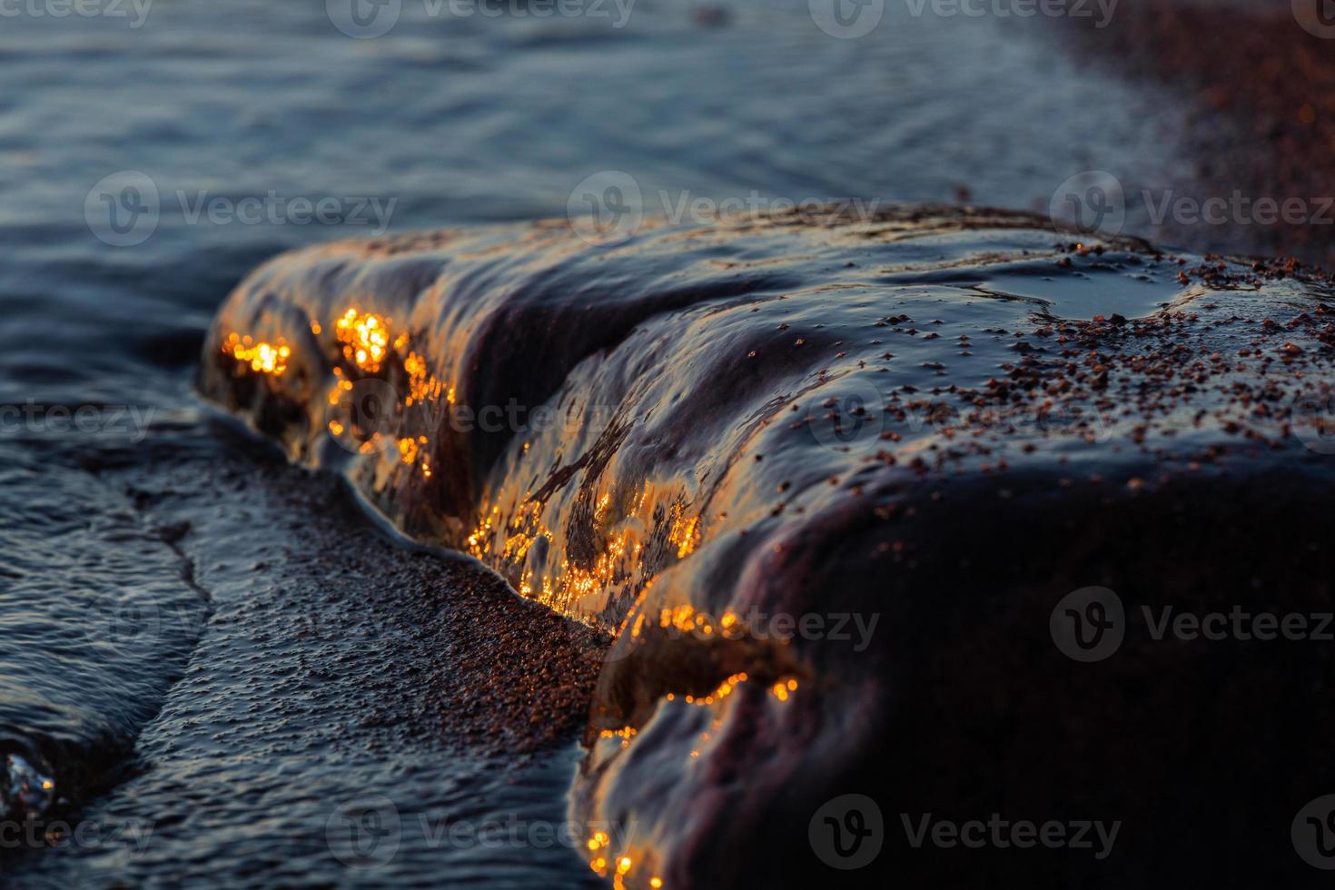 colores del atardecer en las piedras del mar foto