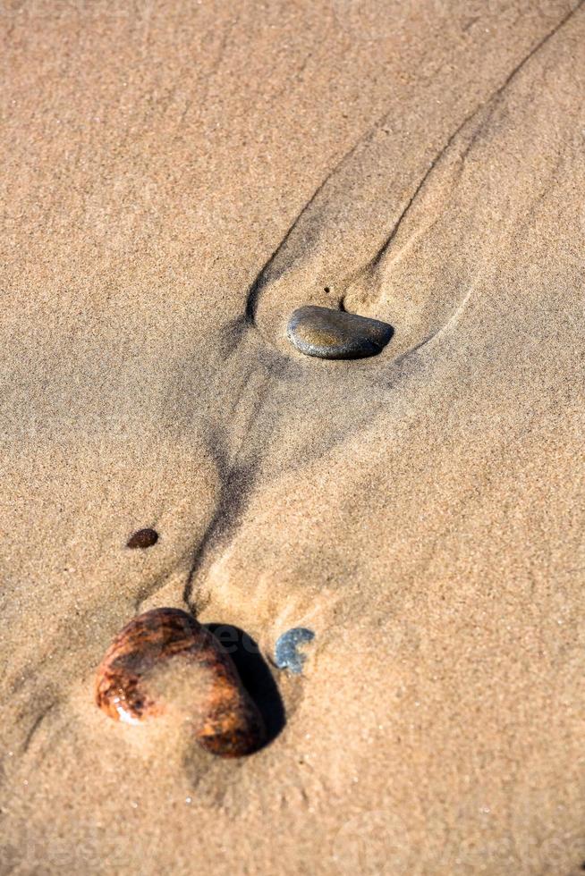 patrones en la arena de la playa foto