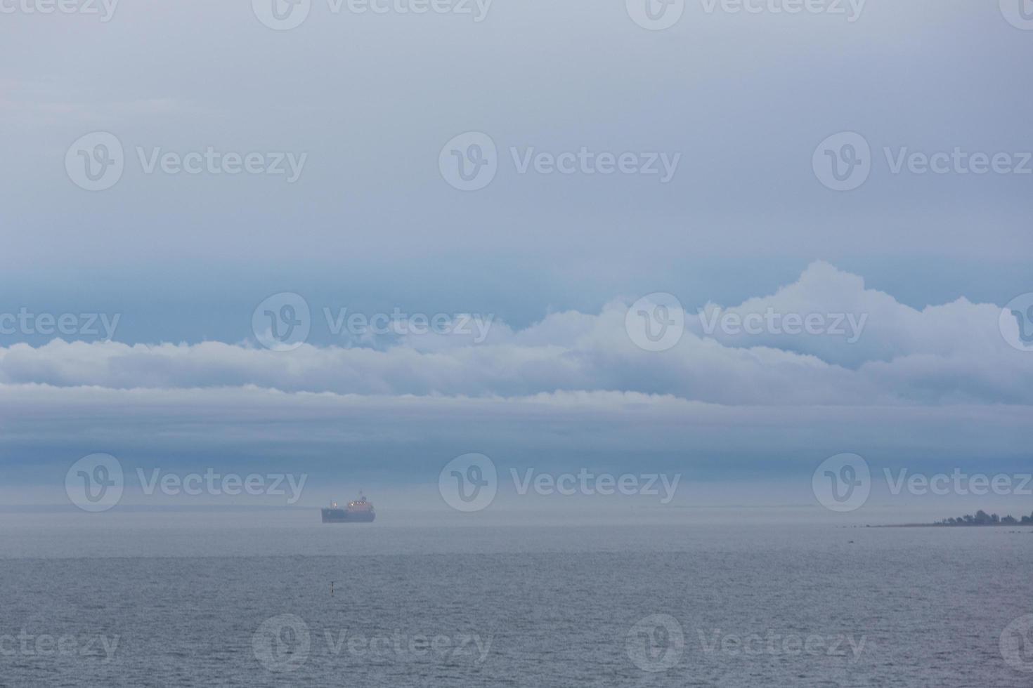 vistas al mar nublado del mar Báltico al amanecer foto