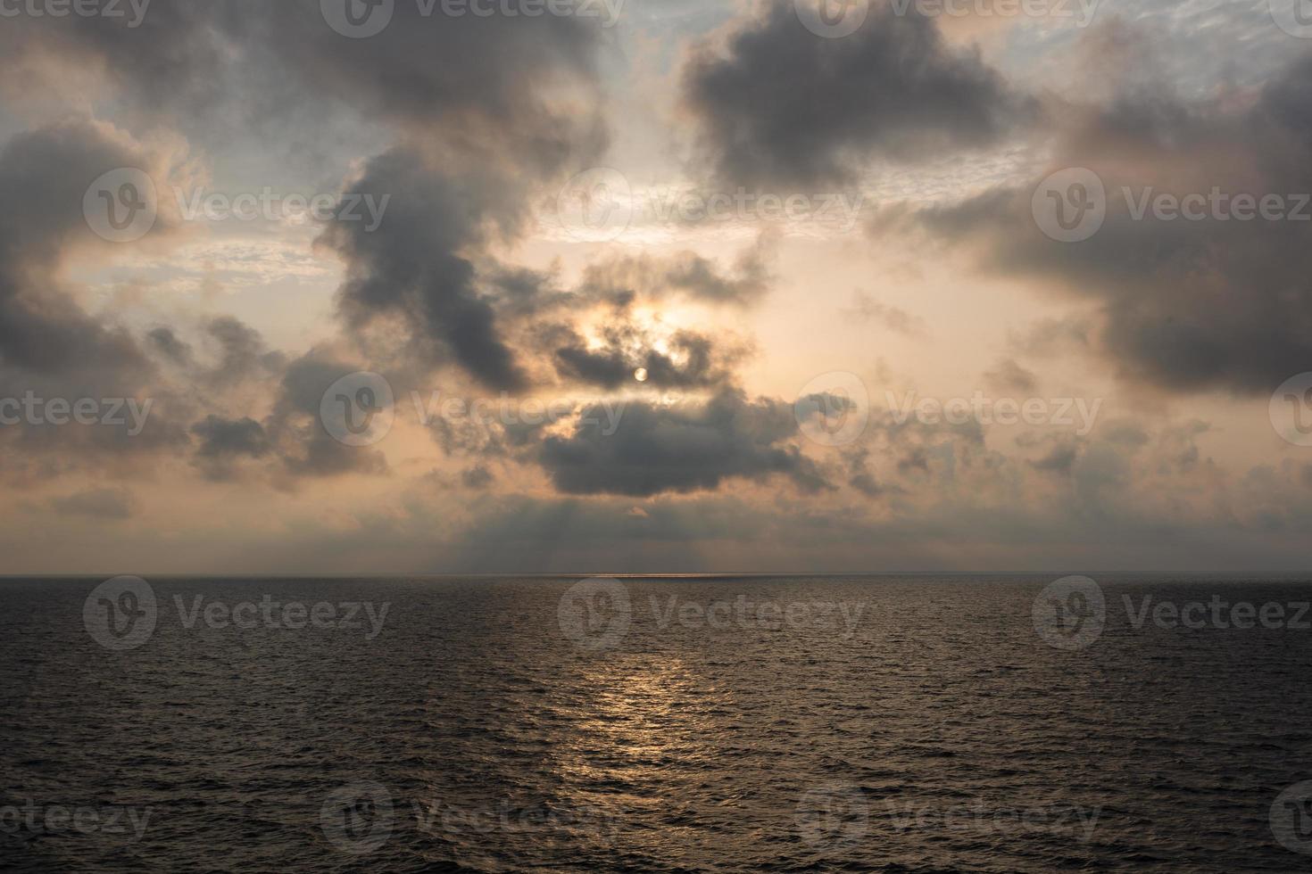 vistas al mar nublado del mar Báltico al amanecer foto