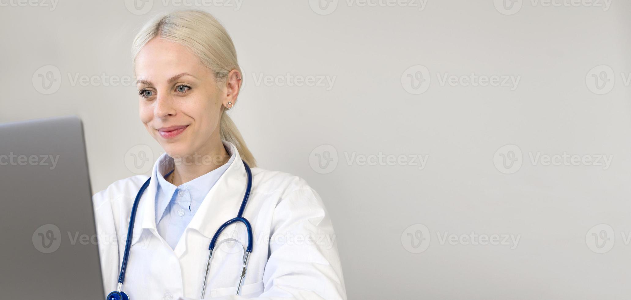 tecnología moderna para el cuidado de la salud. banner vertical con una doctora sonriente mirando un seminario web de capacitación profesional de reloj portátil en línea.banner con lugar para texto foto