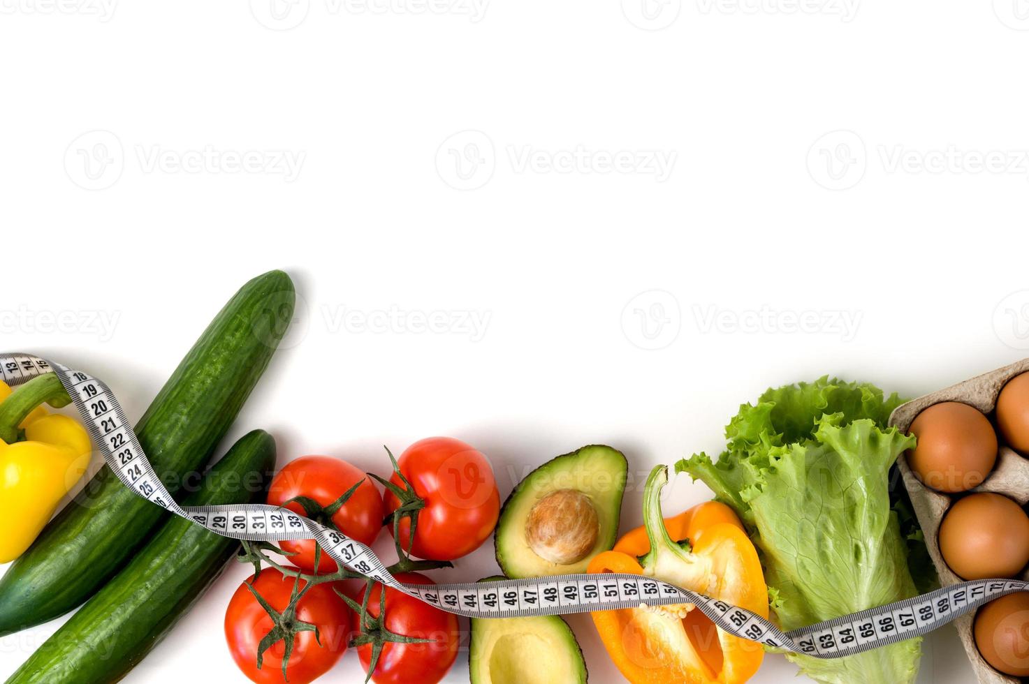 concepto de alimentación saludable. verduras y huevos en la mesa con cinta métrica.vegetariano o vegano.concepto de desintoxicación.espacio de copia.dieta foto