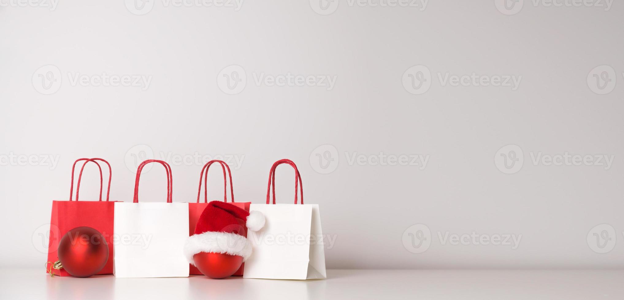 banner de venta de navidad, año nuevo. bolsas de regalo, con adornos rojos y otras decoraciones foto