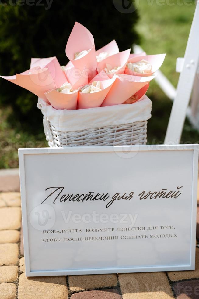 elegantes decoraciones de boda hechas de flores naturales foto