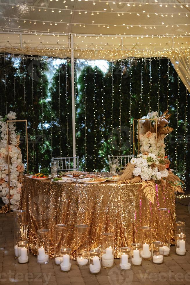 The presidium of the newlyweds in the banquet hall of the restaurant photo