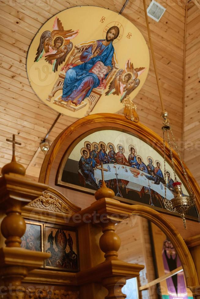 Catedral de la iglesia ortodoxa con iconos y altar. foto