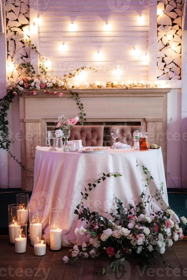 el presidium de los recién casados en el salón de banquetes del restaurante foto