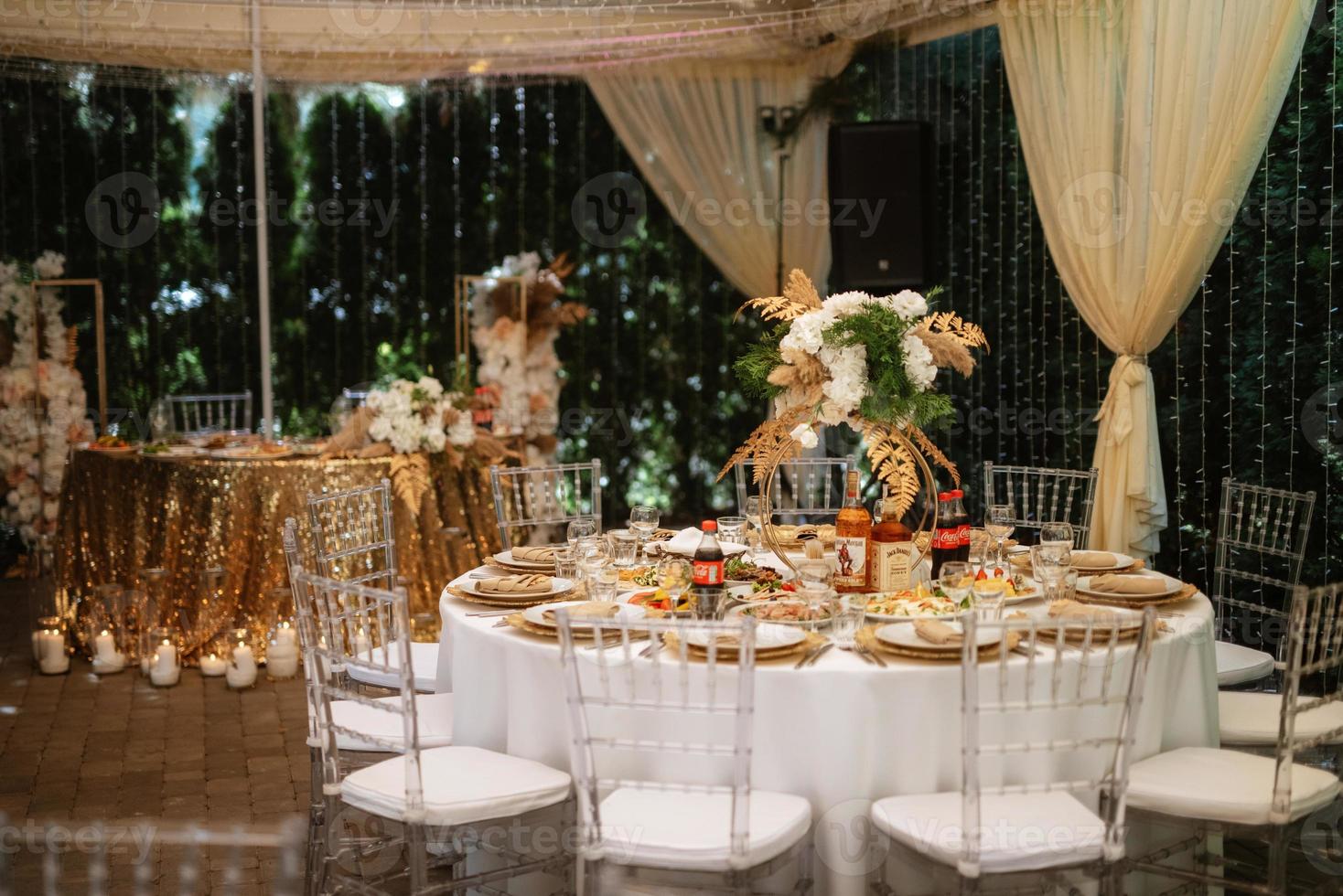 salón de banquetes para bodas, salón de banquetes con decoración atmosférica foto