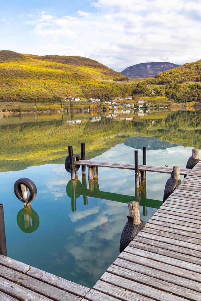 kaltern, tirol del sur, italia -14 de noviembre de 2022 embarcadero en el lago natural de baño caldaro en otoño foto