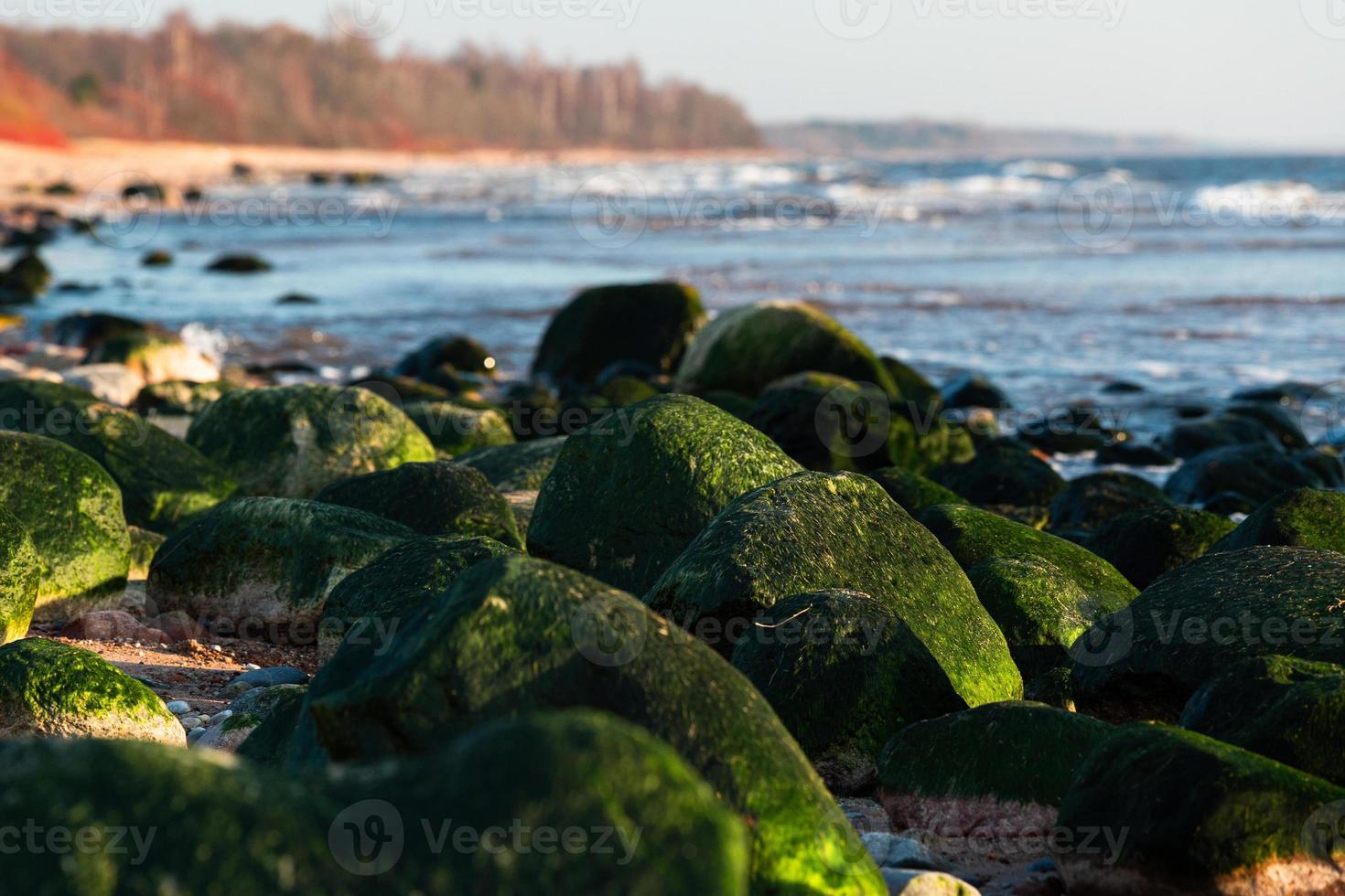 piedras en la costa del mar Báltico al atardecer foto