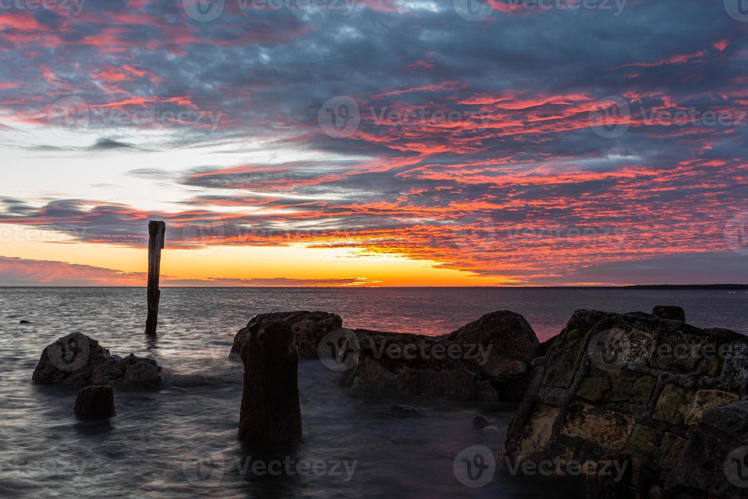 vistas nubladas al mar del mar Báltico al atardecer foto