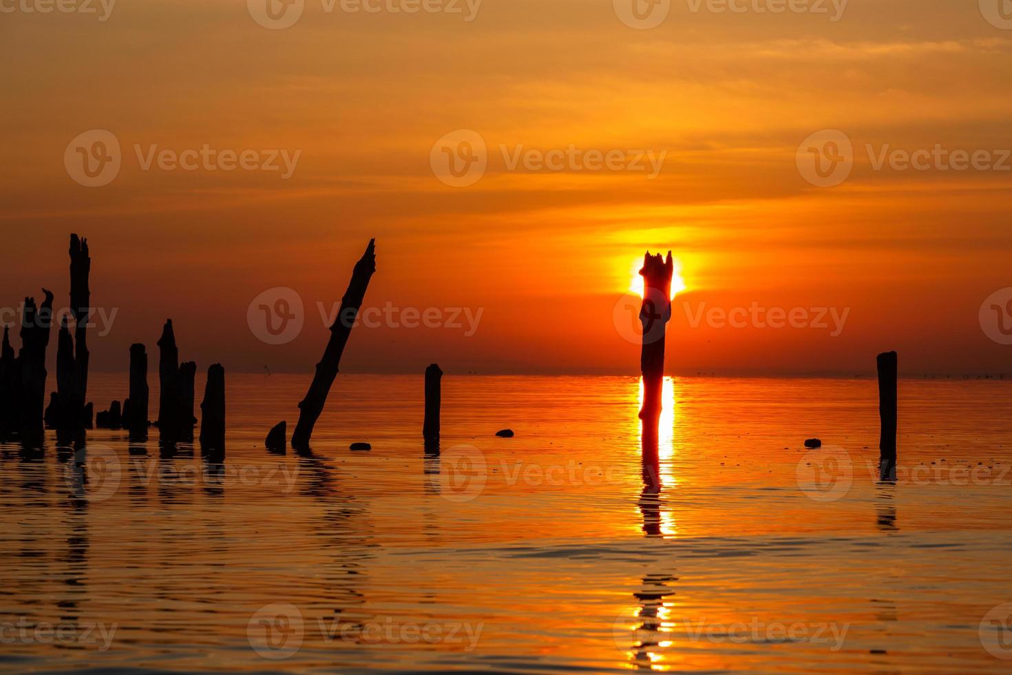 costa del mar báltico al atardecer foto