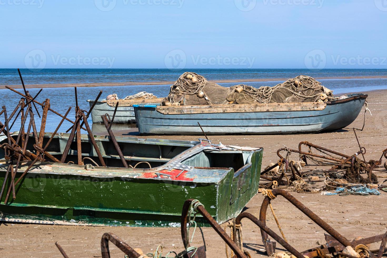 barcos de pesca en la costa del mar báltico foto