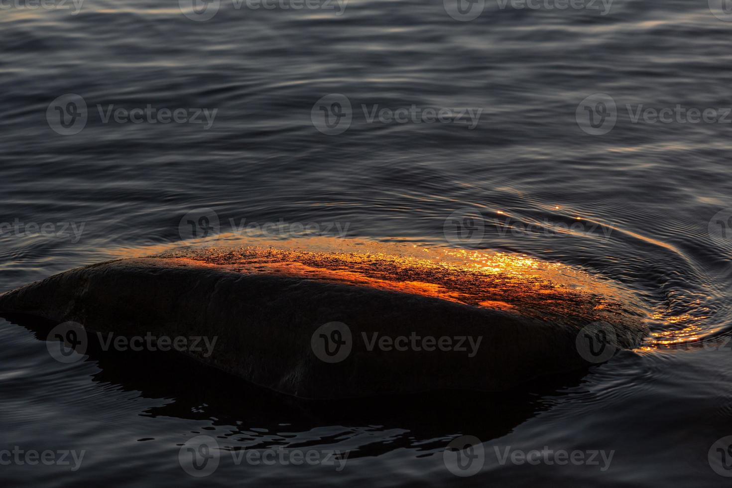 colores del atardecer en las piedras del mar foto