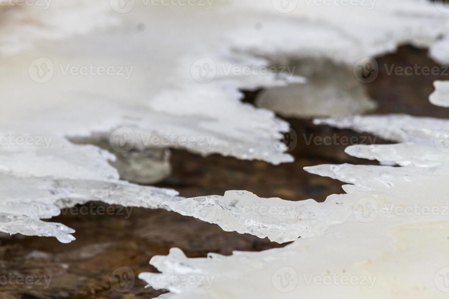 costa del mar báltico con guijarros y hielo al atardecer foto