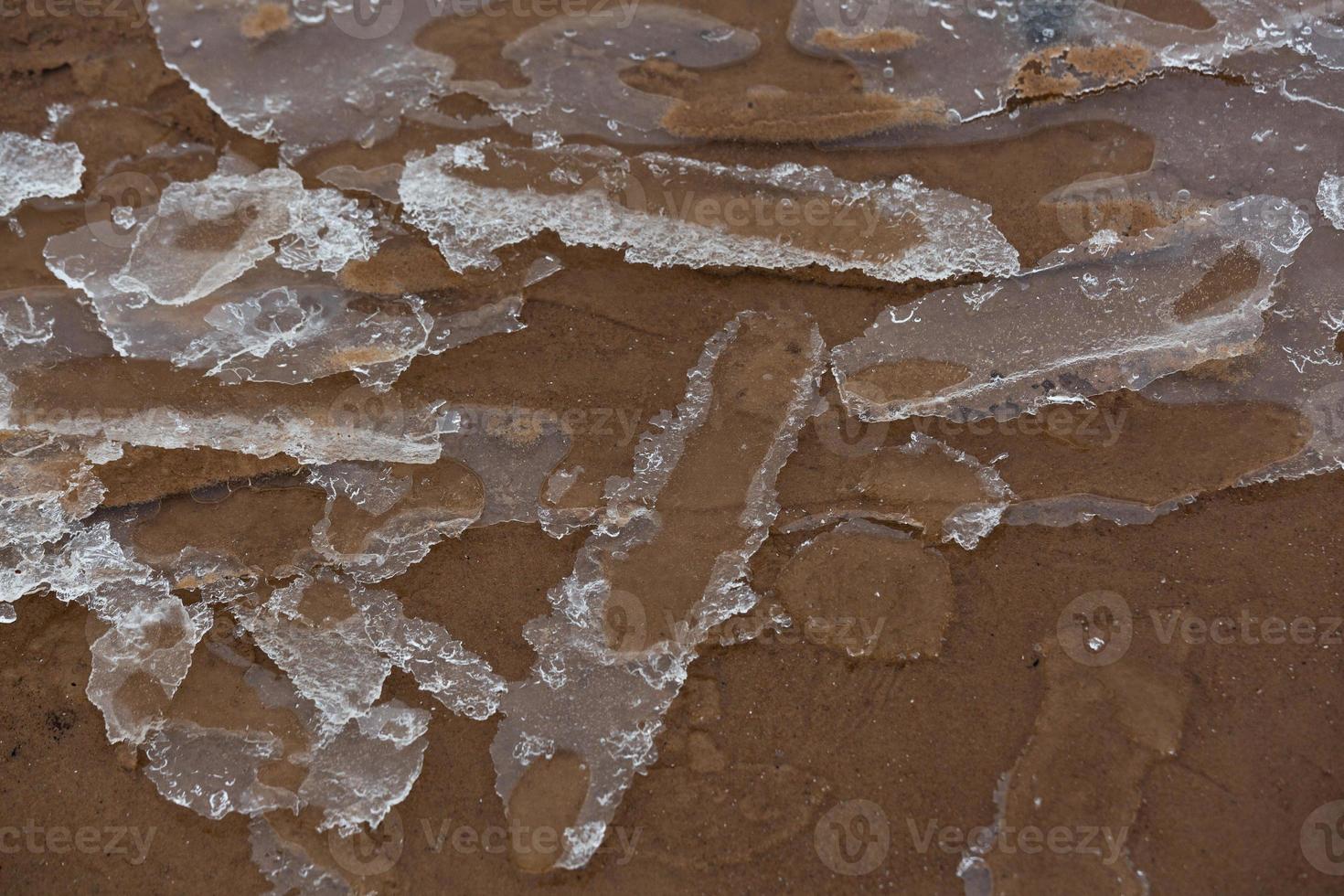 costa del mar báltico con guijarros y hielo al atardecer foto