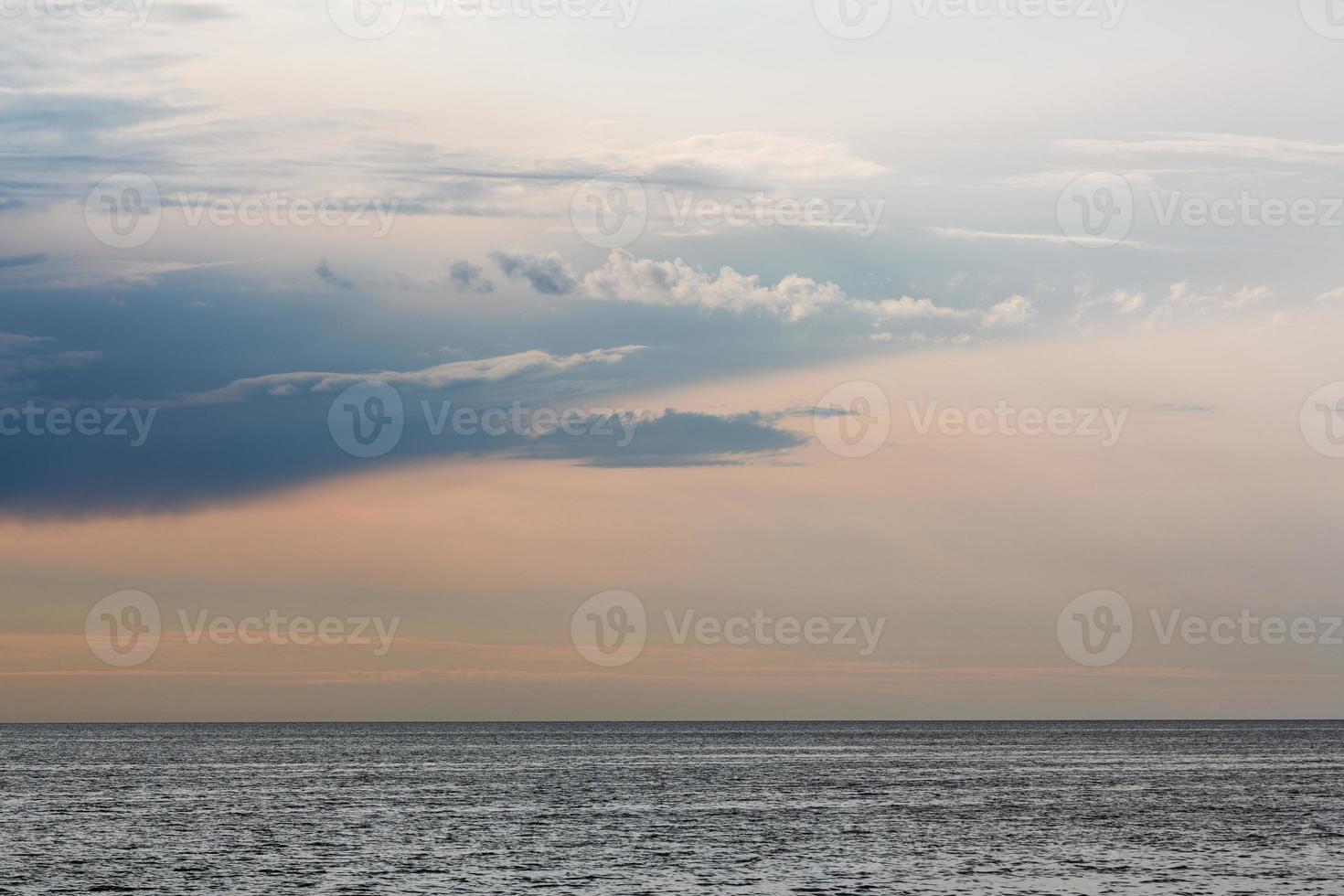 costa del mar báltico al atardecer foto