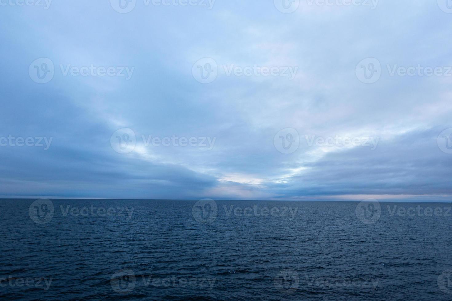 paisajes marinos nublados en el mar báltico foto