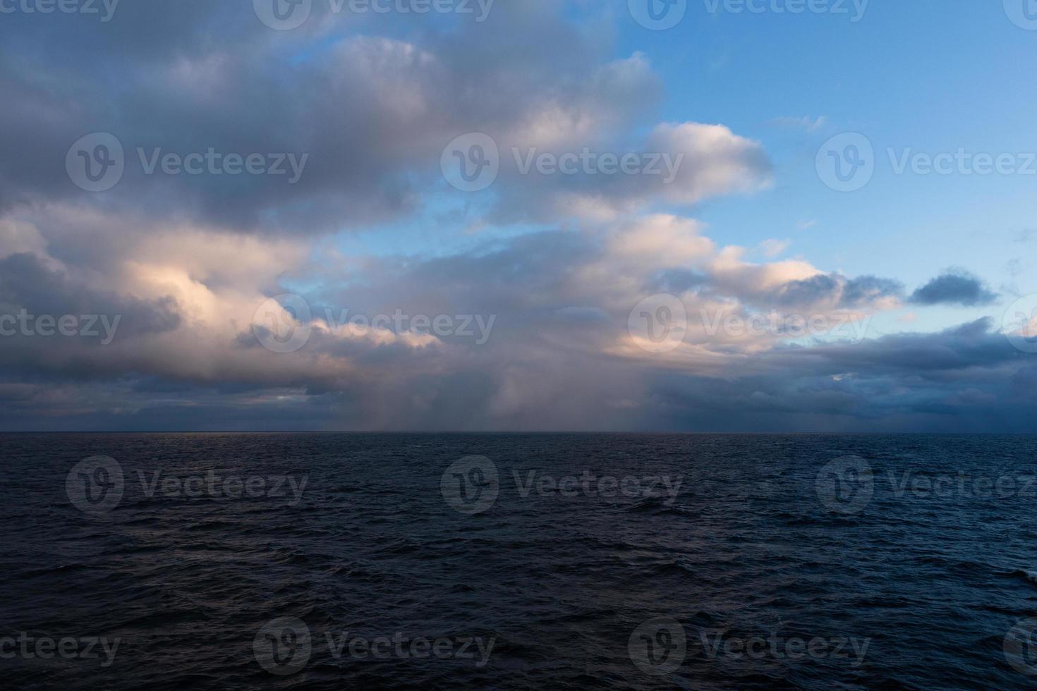 paisajes marinos nublados en el mar báltico foto