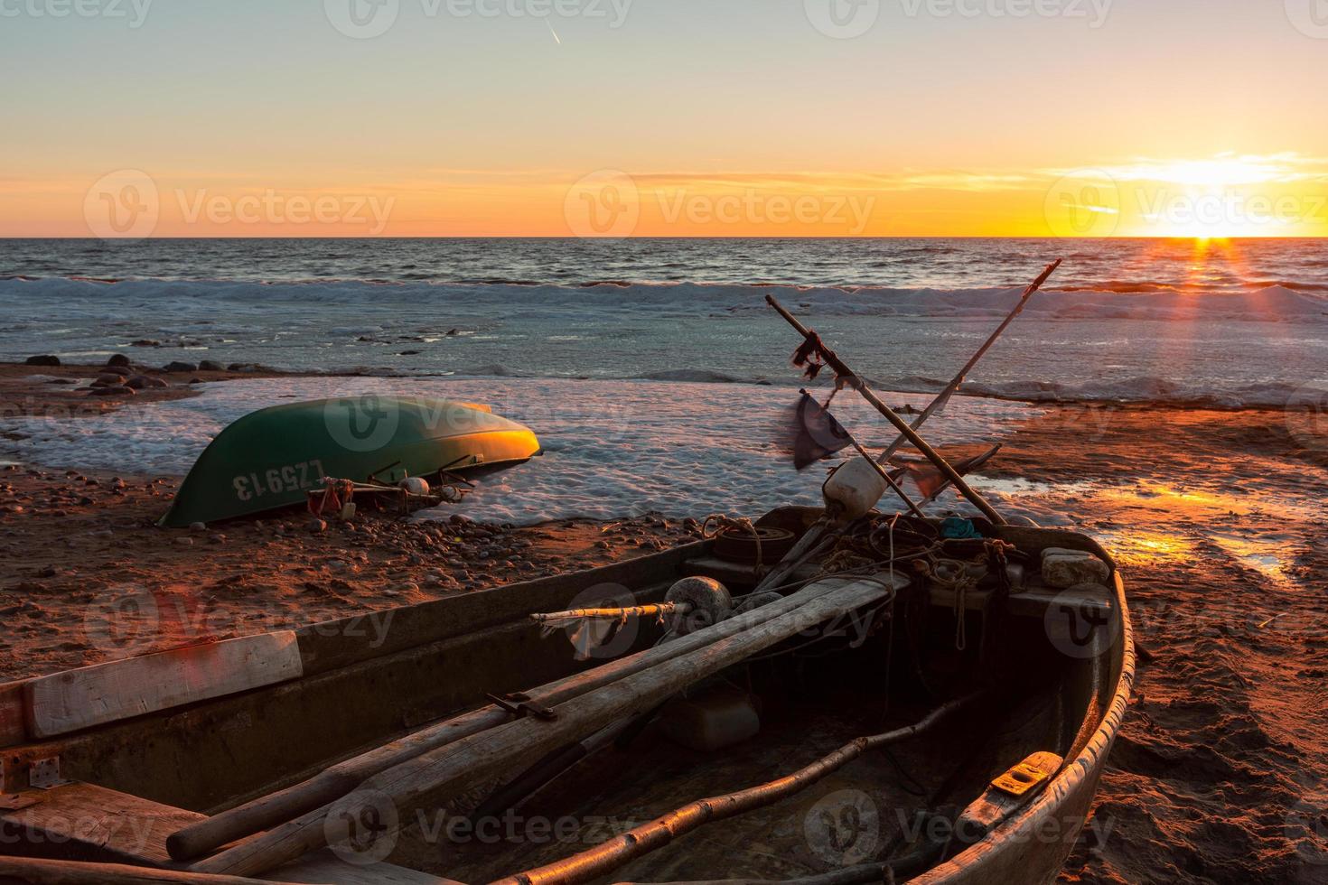 barcos de pesca en la costa del mar báltico foto