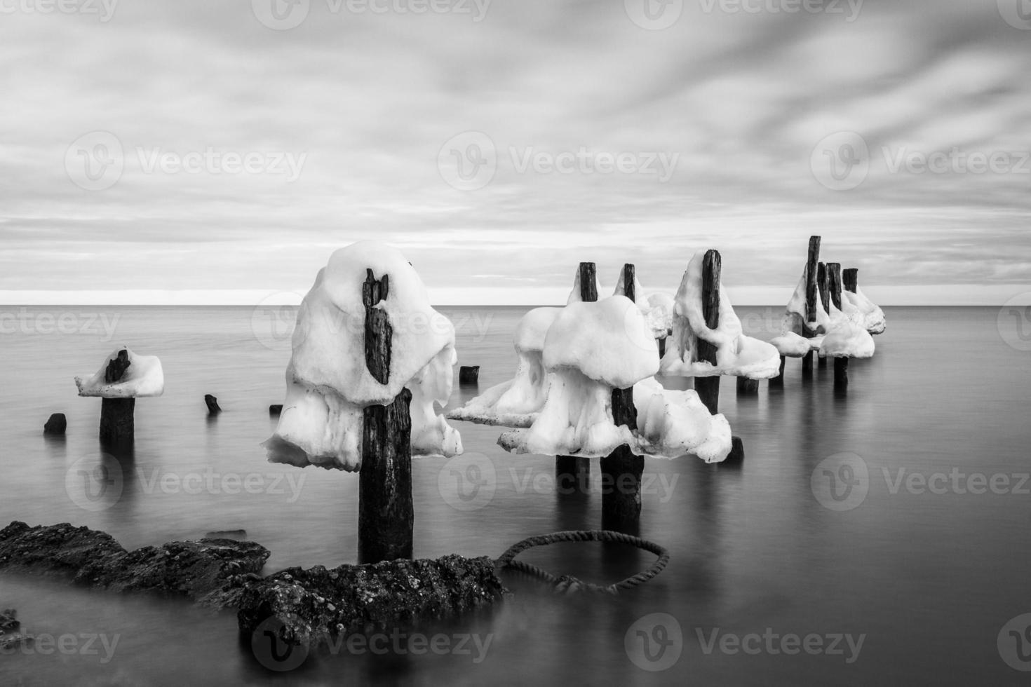 costa del mar báltico en invierno con hielo al atardecer foto