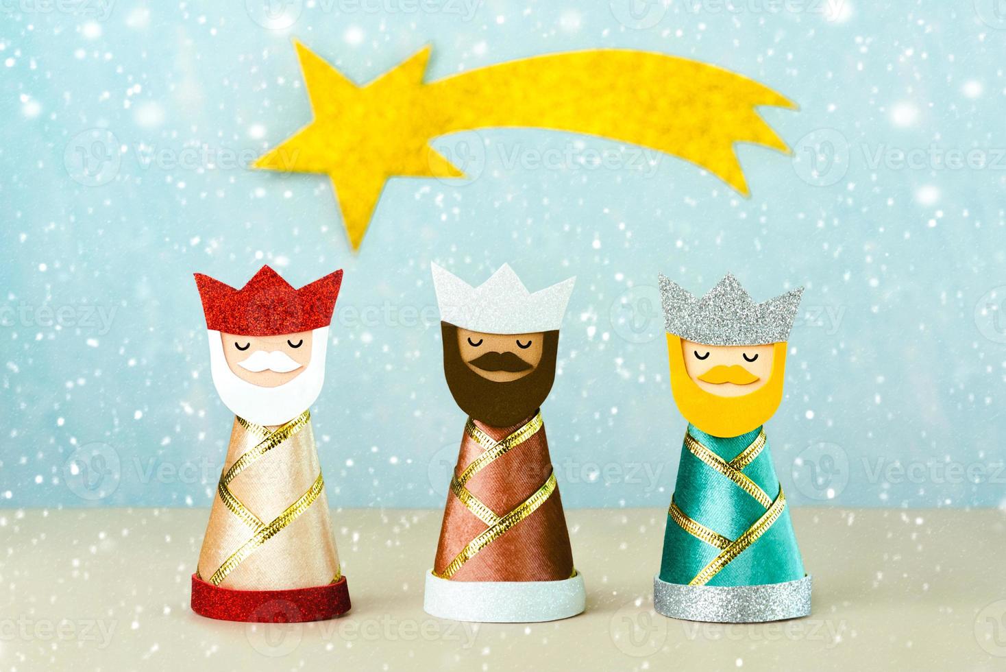 los tres reyes magos con estrella dorada y copos de nieve. concepto para el día de reyes magos, tres reyes magos foto