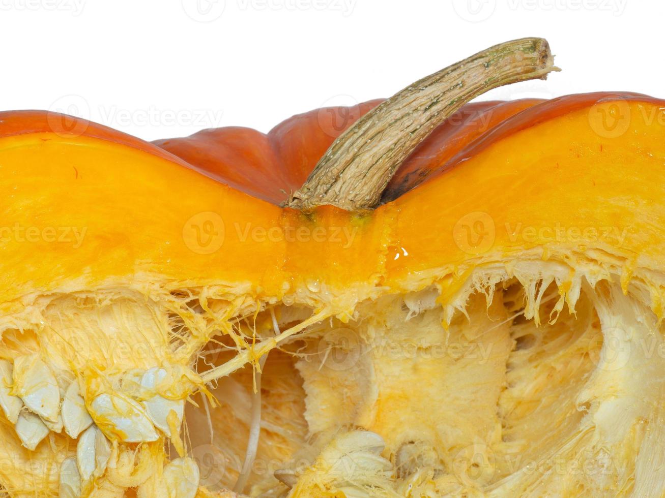 corte la calabaza sobre un fondo blanco. aislado de calabaza. verdura cortada por la mitad. foto