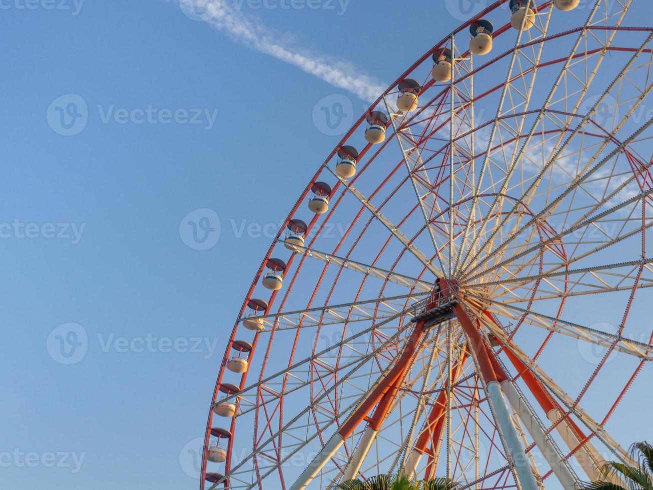 rueda de la fortuna contra el cielo. parque de atracciones en el mar. zona de descanso foto