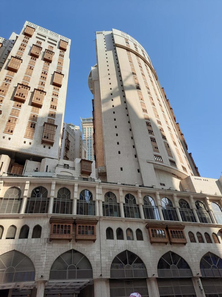 la meca, arabia saudita, noviembre de 2022 - hermosa vista de edificios residenciales y hoteles frente a masjid al haram, la meca, arabia saudita. foto