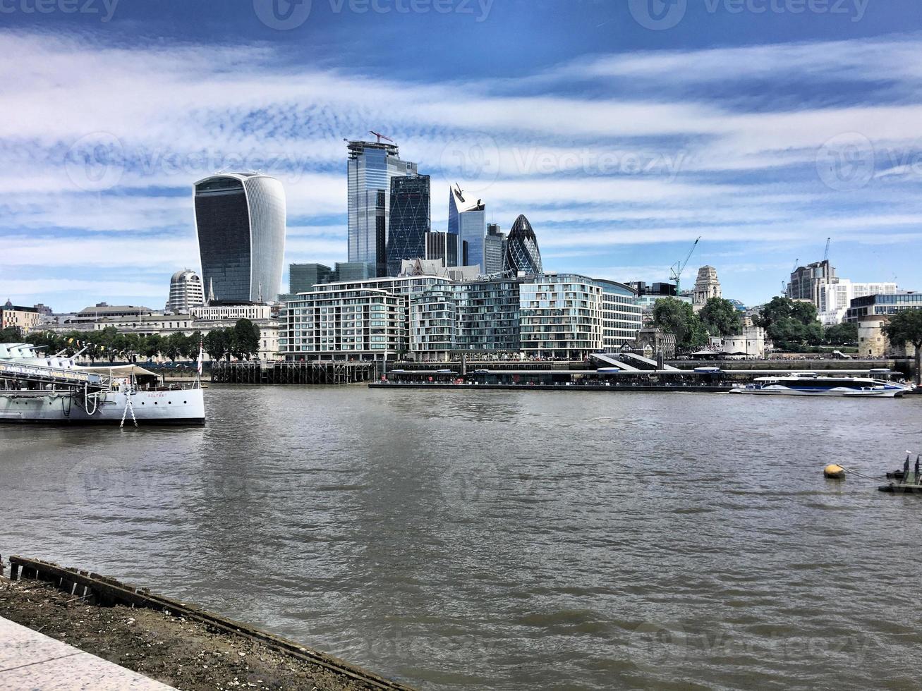 una vista del río támesis cerca de westminster foto