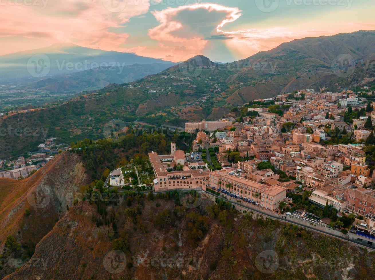 vista aérea panorámica de la isla isola bella y la playa en taormina. foto