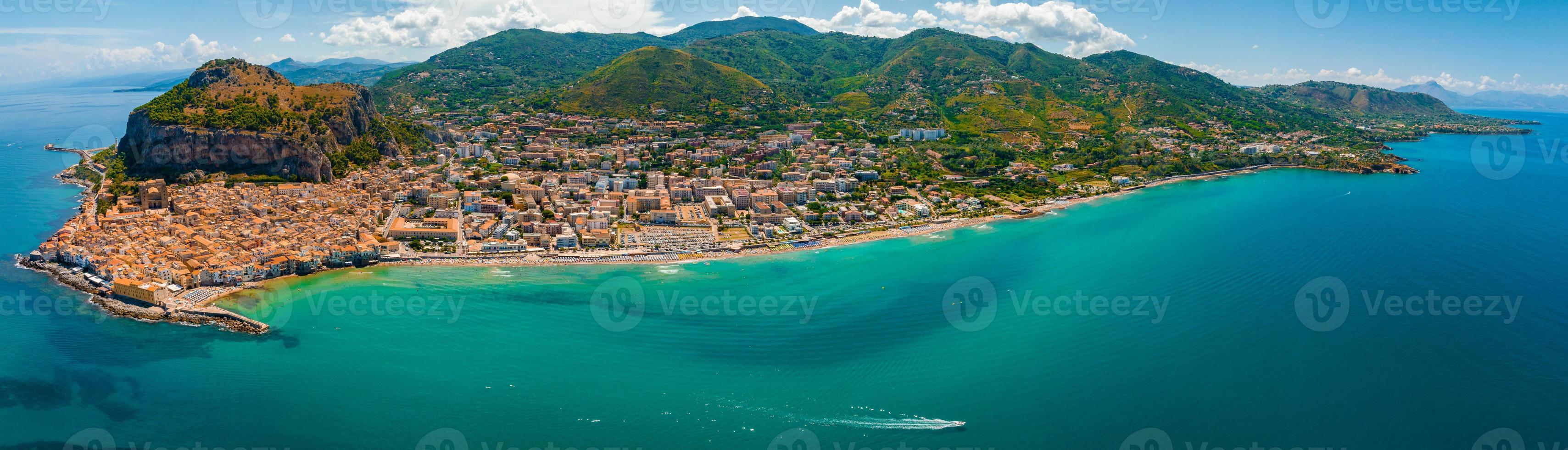 vista panorámica aérea de cefalu, pueblo medieval de la isla de sicilia foto