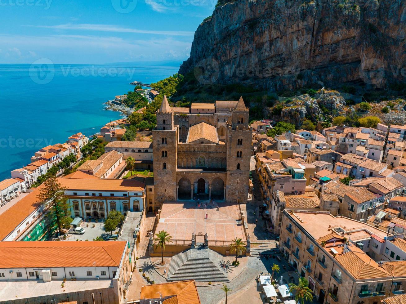 vista panorámica aérea de cefalu, pueblo medieval de la isla de sicilia foto