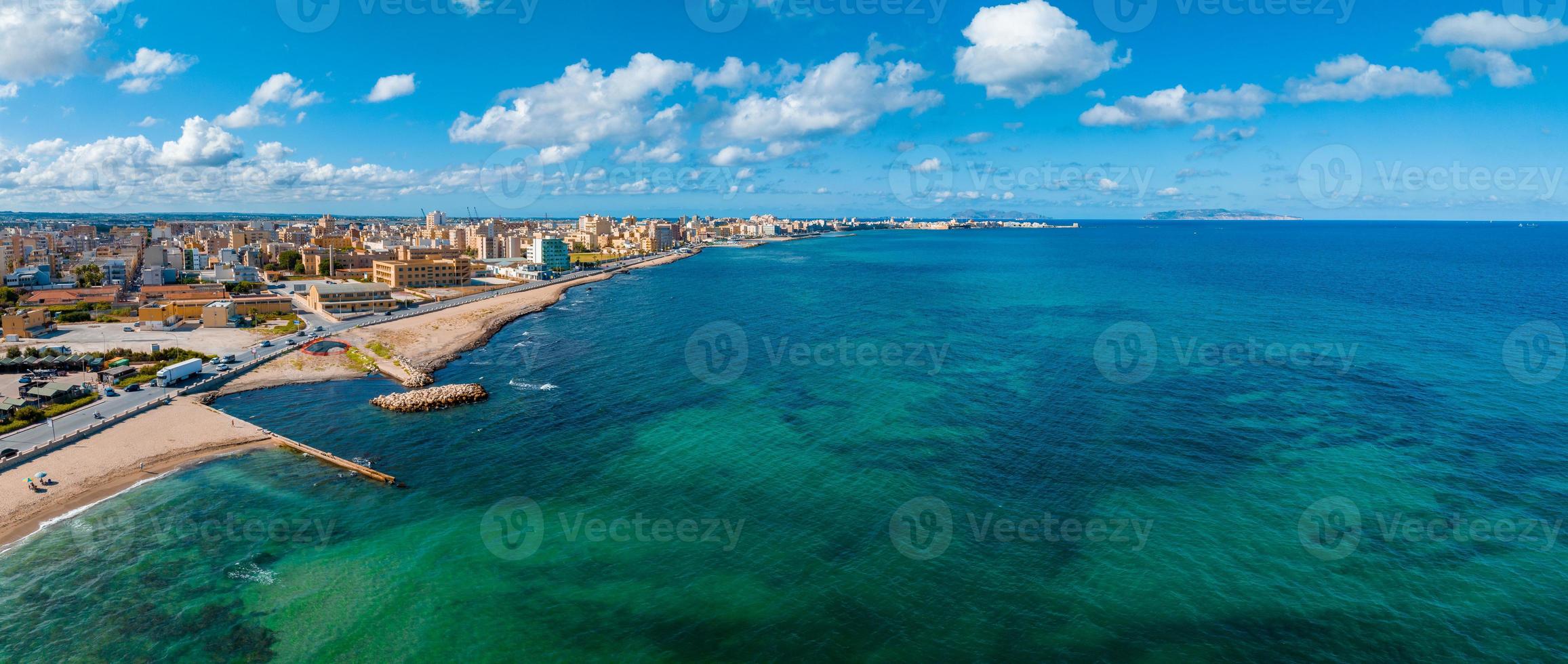 vista panorámica aérea del puerto de trapani, sicilia, italia. foto