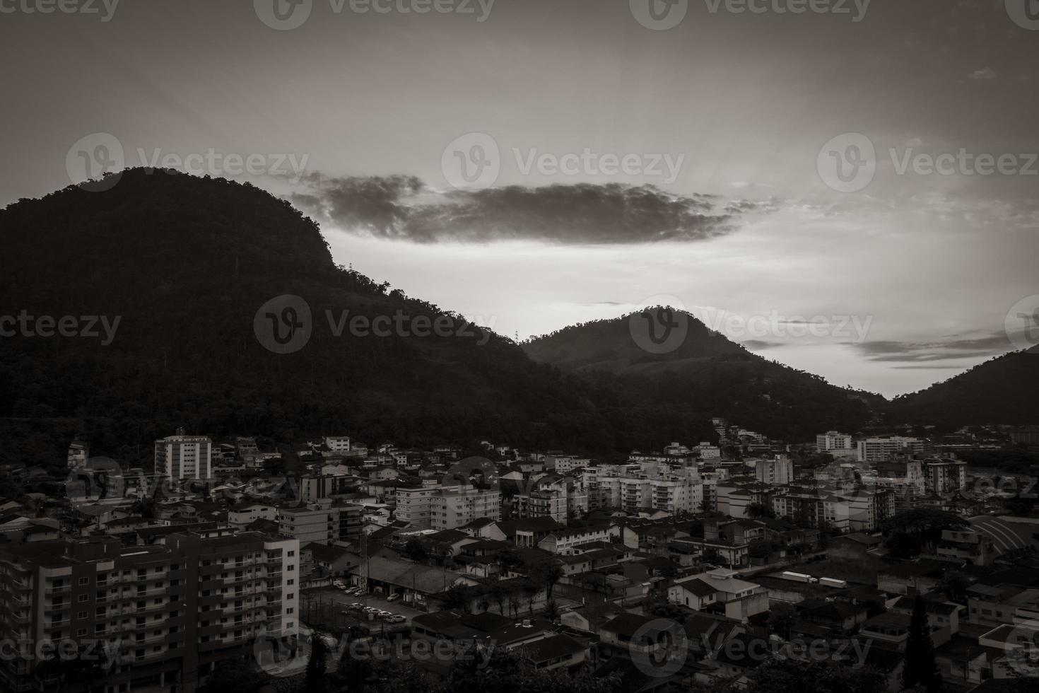 hermoso y colorido amanecer sobre las montañas angra dos reis brasil. foto