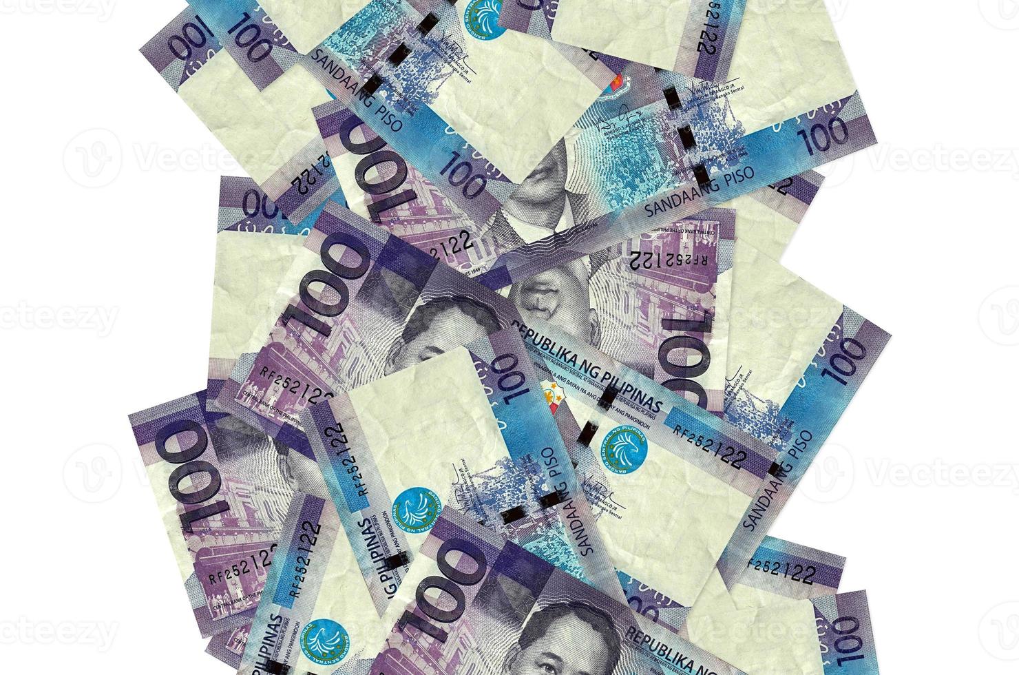 100 billetes de piso filipino volando hacia abajo aislados en blanco. muchos billetes cayendo con copyspace blanco en el lado izquierdo y derecho foto