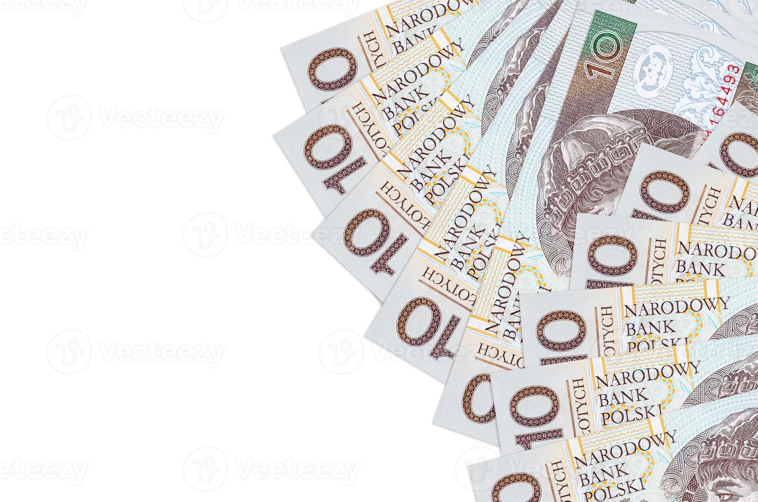 10 billetes de zloty polacos se encuentran aislados en fondo blanco con espacio de copia. fondo conceptual de vida rica foto