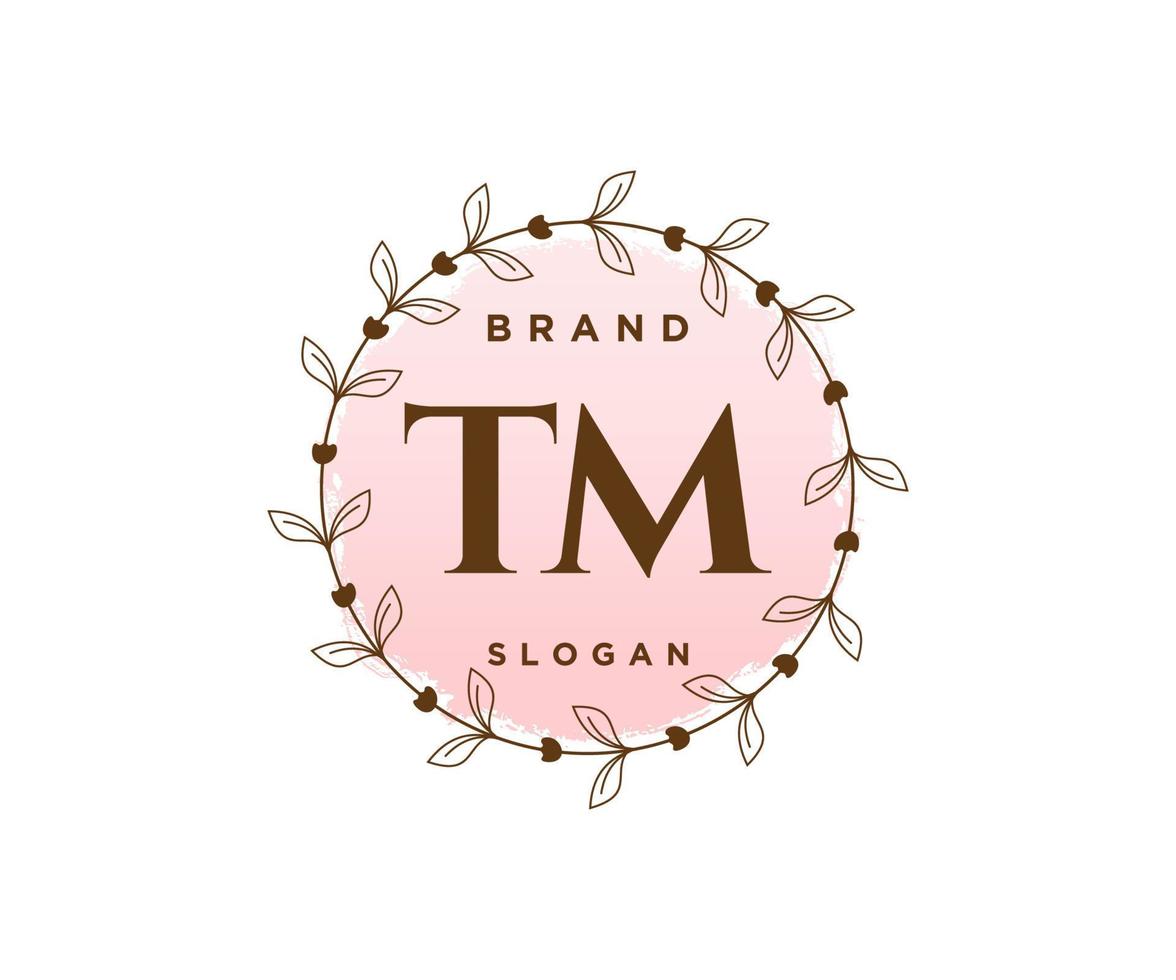 logotipo femenino inicial tm. utilizable para logotipos de naturaleza, salón, spa, cosmética y belleza. elemento de plantilla de diseño de logotipo de vector plano.