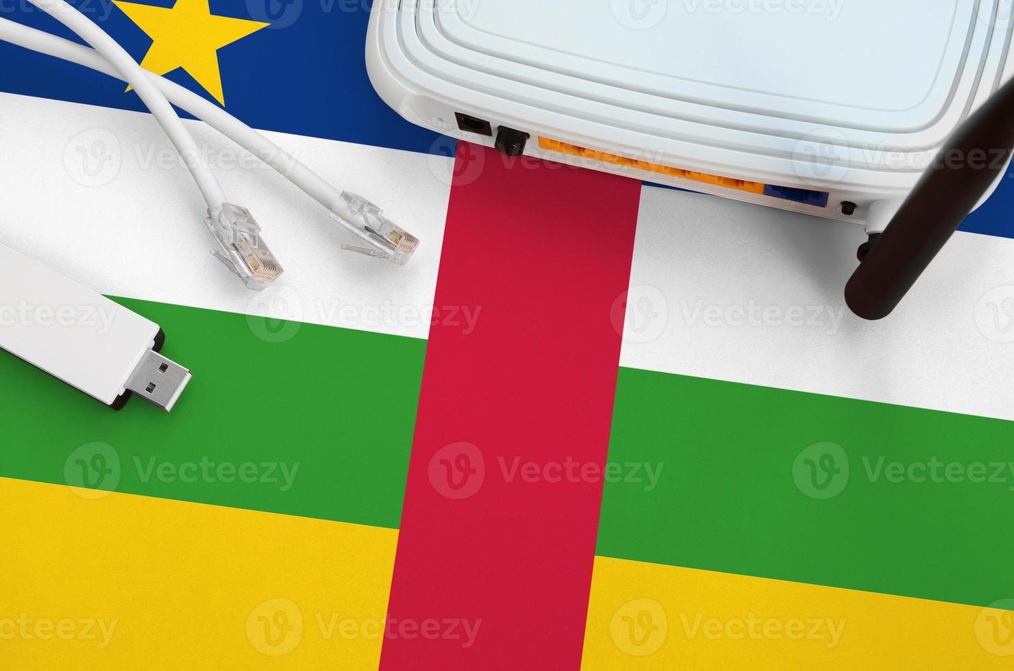 bandera de la república centroafricana representada en la mesa con cable de internet rj45, adaptador wifi usb inalámbrico y enrutador. concepto de conexión a internet foto