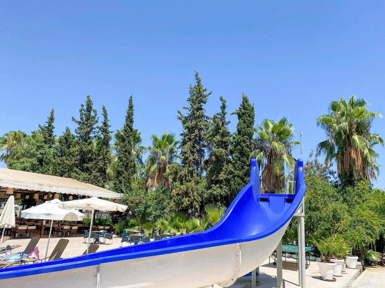 tobogán de agua de plástico en parque acuático foto