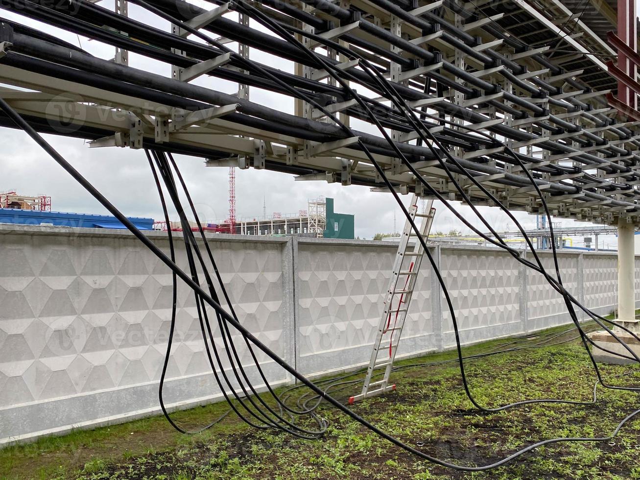 cables de alimentación y cables de instrumentos en las bandejas .cables  eléctricos que se encuentran en bandejas de cables de metal.bandeja de  cables y escalera de cables en rack de tuberías 15044250