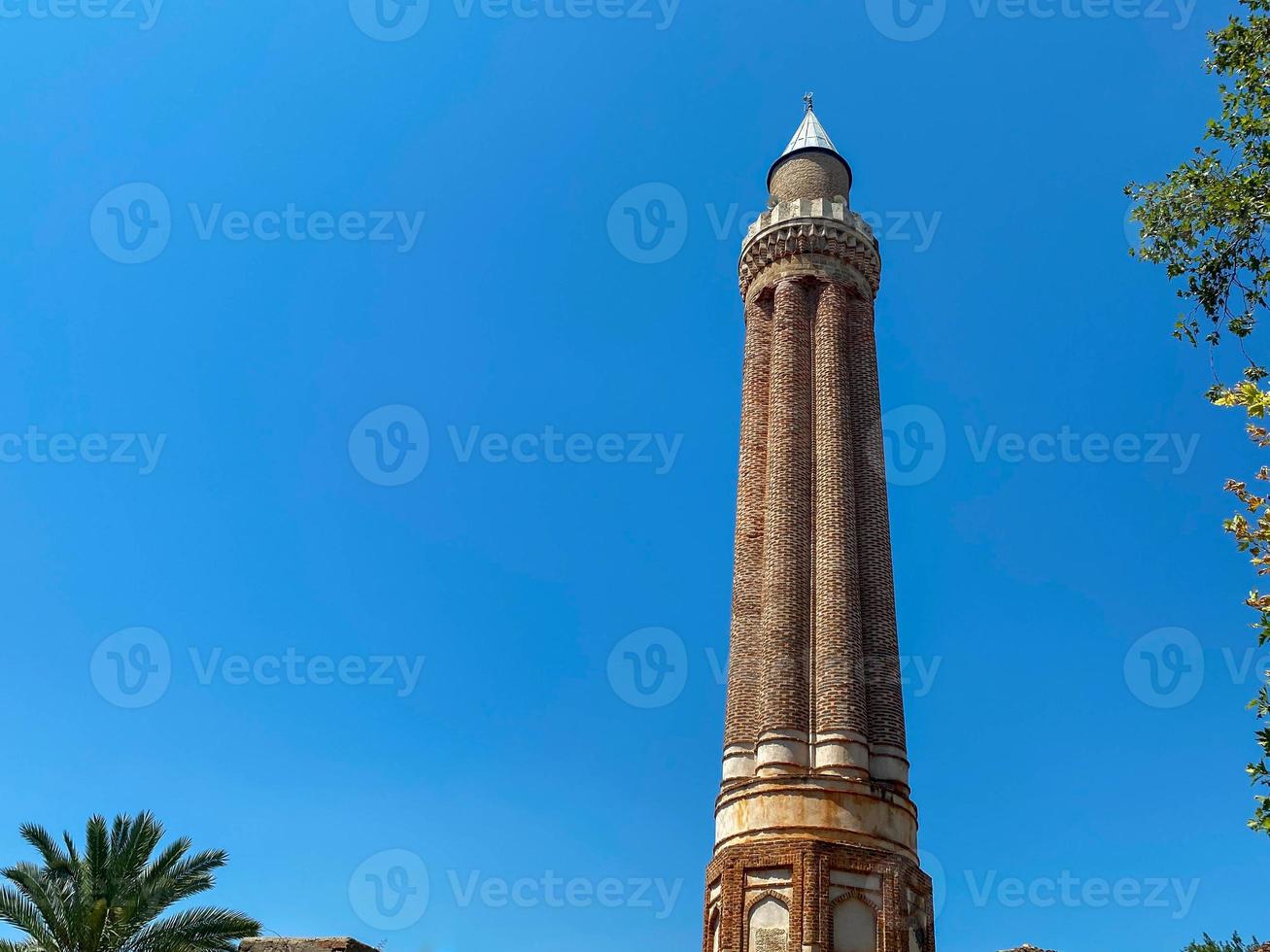 hermosa y antigua torre histórica de la mezquita islámica musulmana árabe para oraciones foto